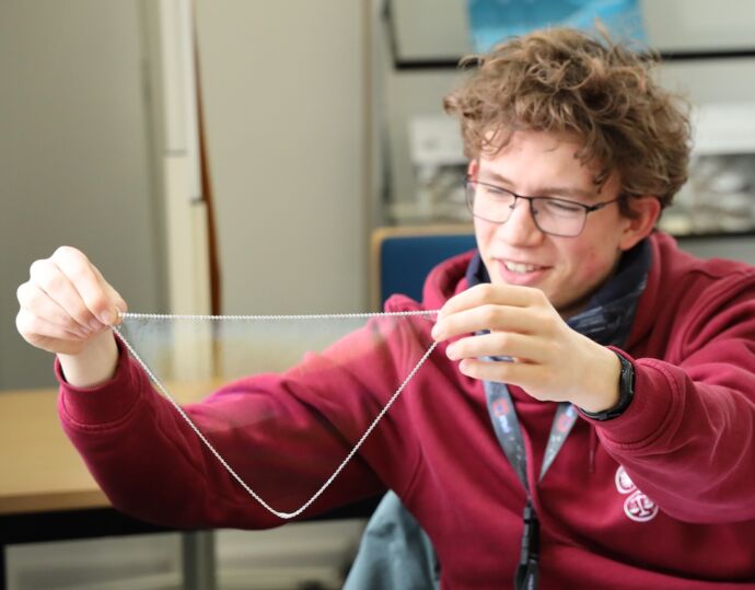 Experimentieren mit Seifenhäuten bei der PhysikOlympiade am DLR Göttingen.