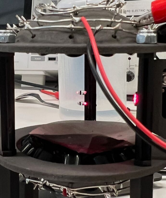 Schwebende Tropfen in einem Ultraschallfeld waren Bestandteil der experimentellen Klausur der EuPhO 2026.