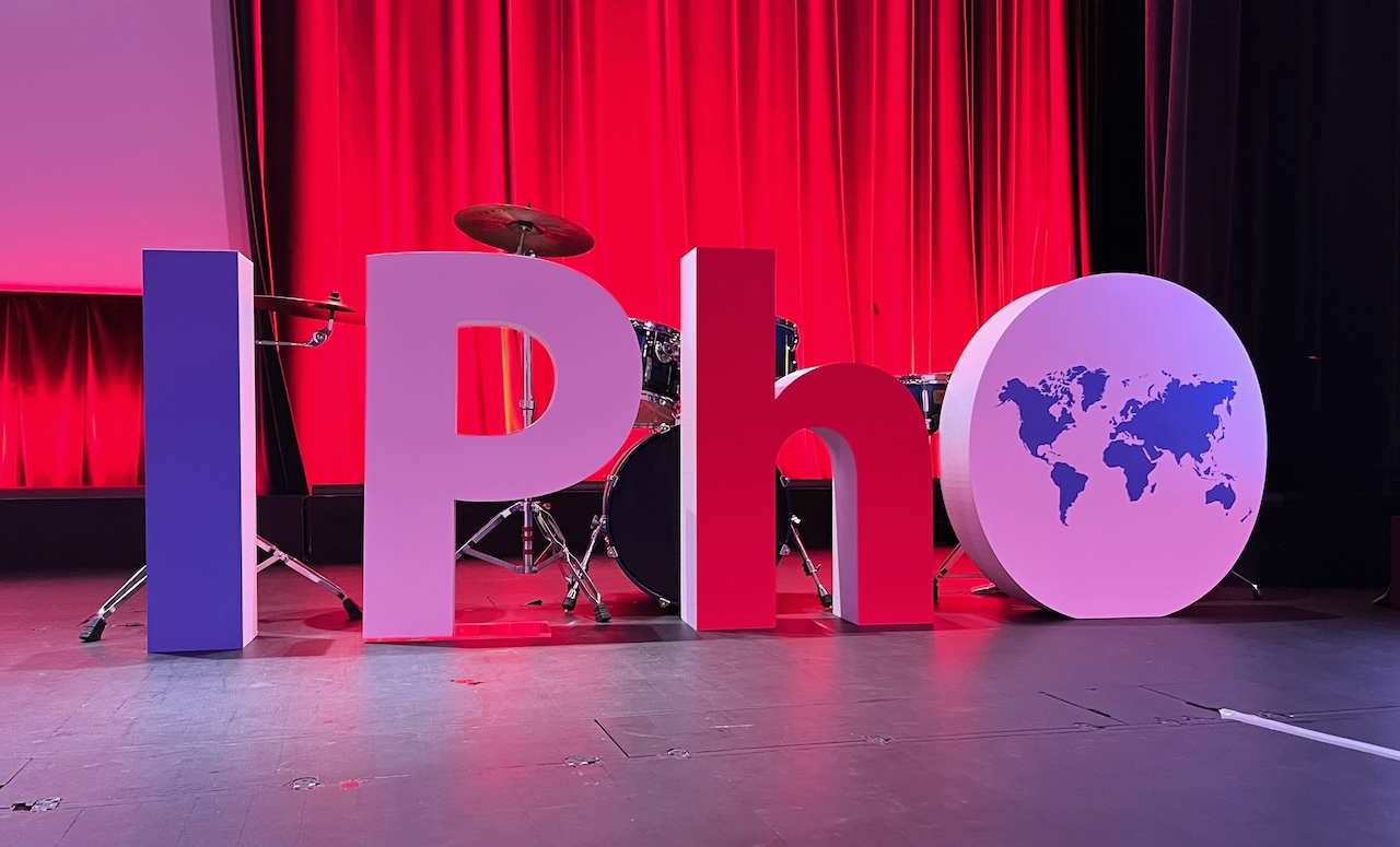IPhO 2025 - Physik in Galaxien, Sandkratern und Champagner