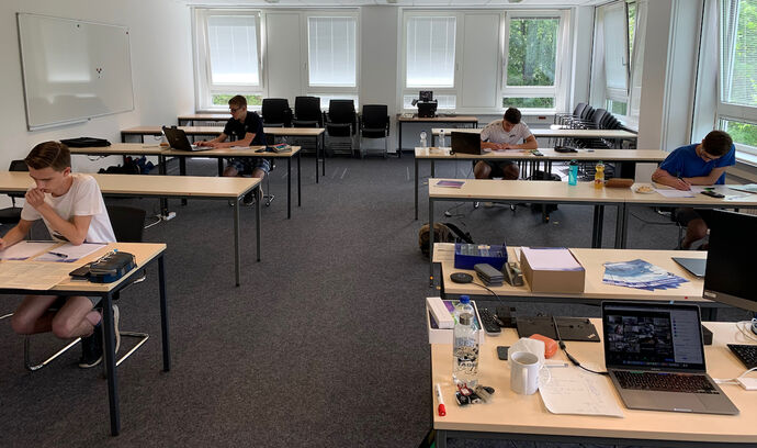 Blick in den Klausurraum für die EuPhO 2021 am IPN in Kiel. IPhO - IPN Blick in den Klausurraum für die EuPhO 2021 am IPN in Kiel.