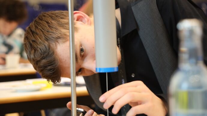 Volle Konzentration bei den Experimenten in der PhysikOlympiade am IPP.