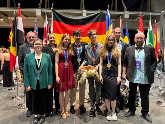 Die deutsche Delegation mit dem Maskottchen der IBO: (v.l.n.r. Burkhard Schroeter, Annabel Maisl, Christiane Mühle, Leonore Fischer, Leon Chen, Elias Fischer mit der Schildkröte Bo, Franziska Maier, Jan Kruse, Jan Krieghoff) IBO-IPN Die deutsche Delegation mit dem Maskottchen der IBO: (v.l.n.r. Burkhard Schroeter, Annabel Maisl, Christiane Mühle, Leonore Fischer, Leon Chen, Elias Fischer mit der Schildkröte Bo, Franziska Maier, Jan Kruse, Jan Krieghoff)