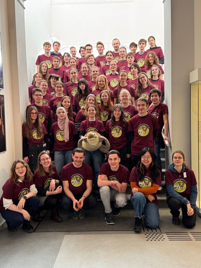 Die Teilnehmenden der 4. Runde mit Betreuern und der Schilkröte Bo, dem IBO Maskottchen.