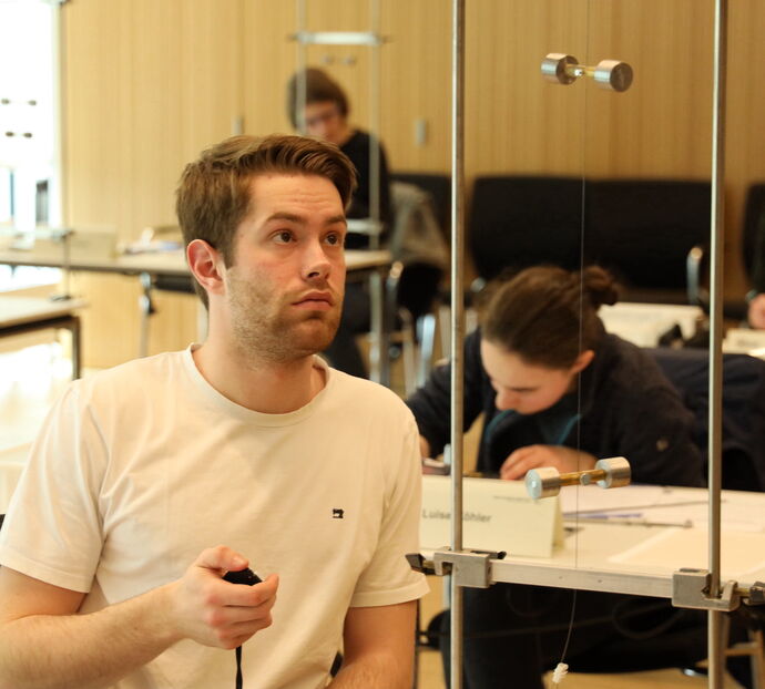 Experimentieren in der Finalrunde der Physik-Olympiade 2023 am MPQ in Garching.