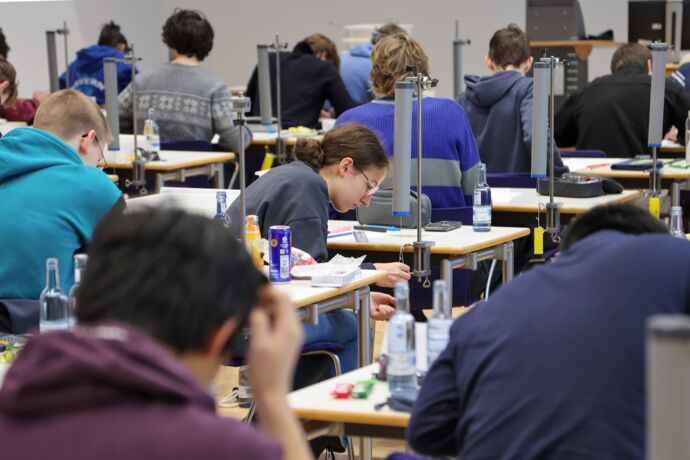 Eindruck einer experimentellen Klausur der Bundesrunde der PhysikOlympiade in Greifswald.
