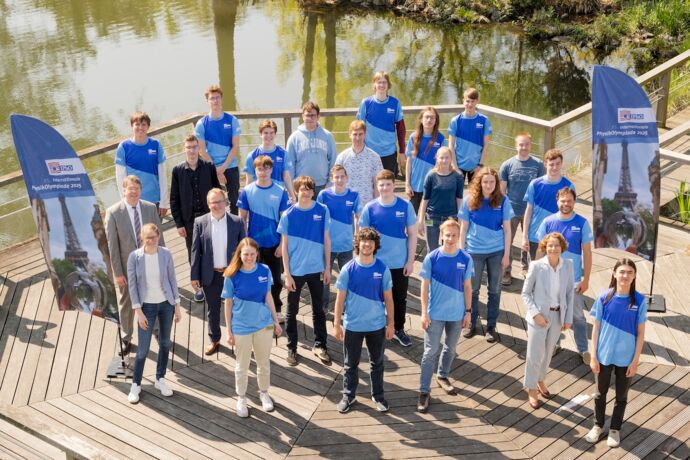 Die Teilnehmenden der Finalrunde der PhysikOlympiade in Deutschland 2025 bei der Preisverleihung im Forschungszentrum Jülich mit Juryteam und Gästen.