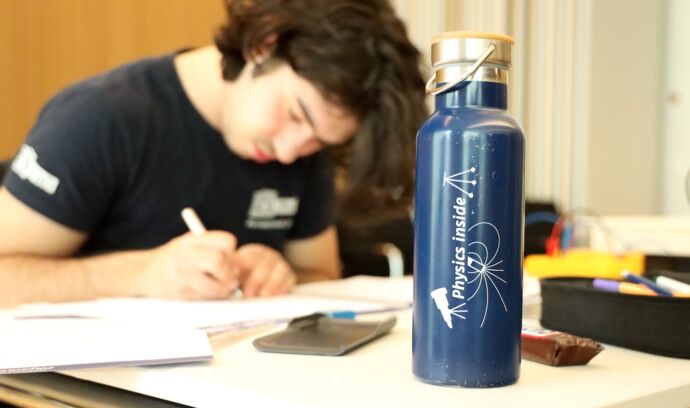 Da steckt Physik drin. Experimentieren in der Finalrunde der PhysikOlympiade 2026 am MPQ.