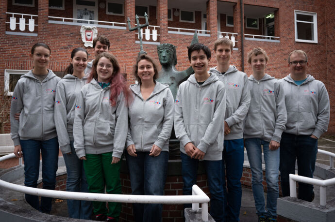 Das Nationalteam und Betreuende, v.l.n.r.: Marie Lautenschlager, Elise Wagner, Hannes Wolfgramm, Maria Anna Salsa, Stephanie Schmidt-Gattung, Dominik Stauff, Leonhard Beyer, Michael Hahn und Stefan Petersen | Nicht abgebildet: Lea Wagner