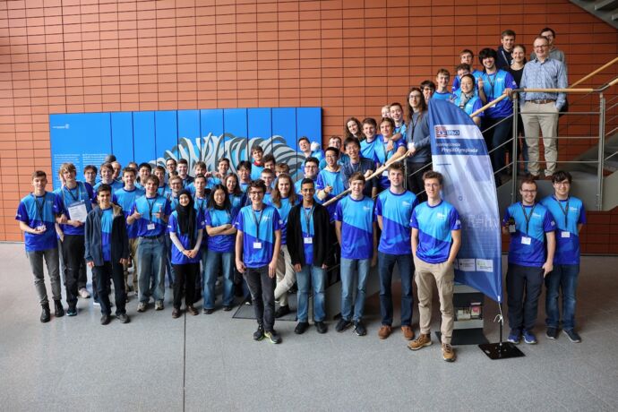 Teilnehmende der Bundesrunde der PhysikOlympiade 2025 im IPP Greifswald.
