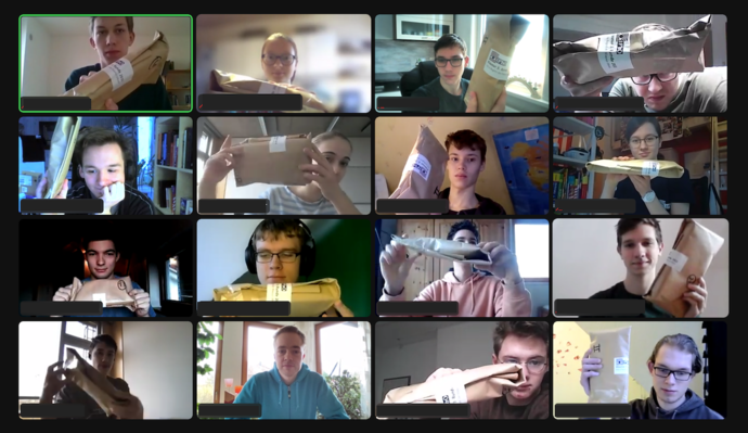 Teilnehmende der Bundesrunde mit Materialpäckchen. IPhO - IPN Teilnehmende der Bundesrunde mit Materialpäckchen.