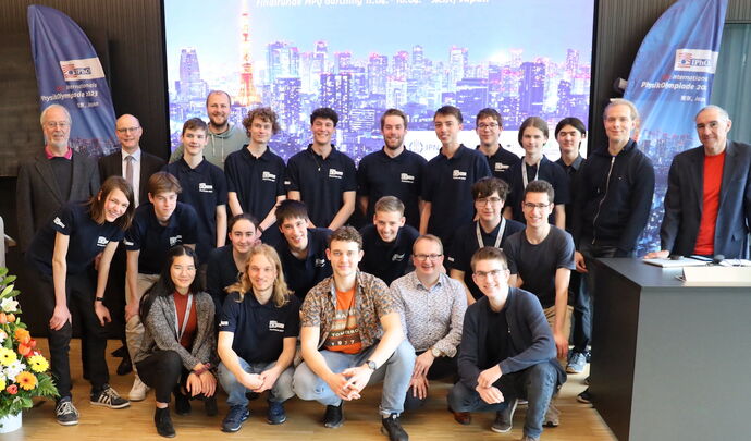 Die Teilnehmenden der Finalrunde der PhysikOlympiade in Deutschland am MPQ mit Festrednern und dem Juryteam.   IPhO - IPN Die Teilnehmenden der Finalrunde der PhysikOlympiade in Deutschland am MPQ mit Festrednern und dem Juryteam.