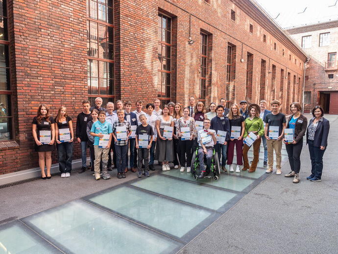 Preisträger:innen nach der Preisvergabe im 33. BundesUmweltWettbewerb im betterplace Umspannwerk.