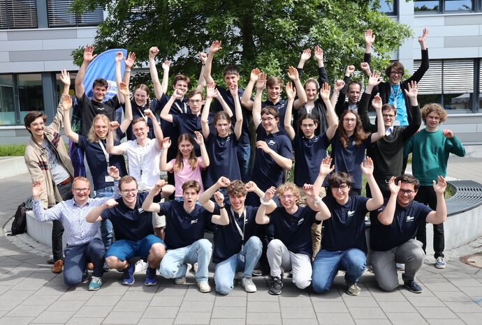 Die Teilnehmenden der Finalrunde der PhysikOlympiade in Deutschland am DESY in Hamburg mit dem Juryteam.