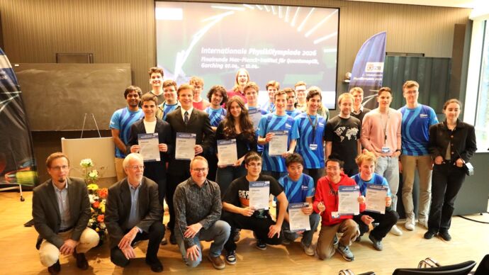 Die Teilnehmenden der Finalrunde der PhysikOlympiade in Deutschland 2026 bei der Preisverleihung im Max-Planck-Institut für Quantenoptik mit Juryteam und Gästen.