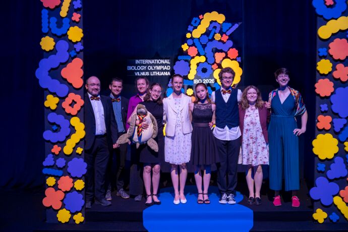 Die gesamte deutsche Delegation mit Jury und Teilnehmenden. (v.l.n.r.: Jan Krieghoff, Christoph Doktor, Christiane Mühle, Verena Hieber mit den Teammaskottchen Bo, Marie Lautenschlager, Lilia Dieterlen, Gregor Schneider, Annabel Maisl und Lucia Winkler)