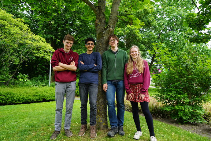 Das deutsche Nationalteam IBO 2022 (v.l. n.r.): Kasimir Reich, Pierre Naguib, Konrad Jannes Köhler und Martha Genzer IBO-IPN Das deutsche Nationalteam IBO 2022 (v.l. n.r.): Kasimir Reich, Pierre Naguib, Konrad Jannes Köhler und Martha Genzer