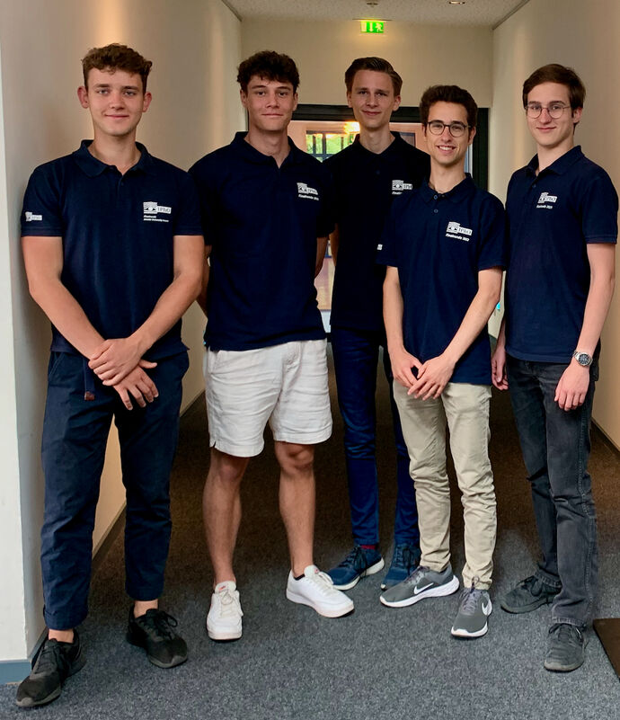 Das deutsche Schülerteam der IPhO 2022. V.l.n.r.: Richard Ueltzen (Silber), Christian Vogel (Bronze), Lukas Tyben (Bronze), Finnley Paolella (Gold) und Théo Lequy (Gold).