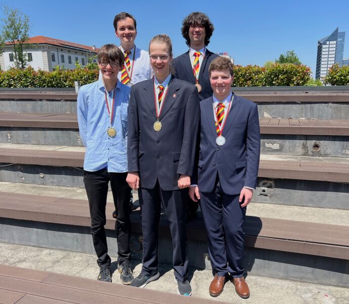 Das deutsche Team der EuPhO 2025 nach der Preisverleihung. V.l.n.r.: Oliver Eckstädt (Gold), Clemens Böke (Silber), Lasse Jungermann (Gold), Efe Gökkus (Bronze), Dmytro Mintenko (Silber).