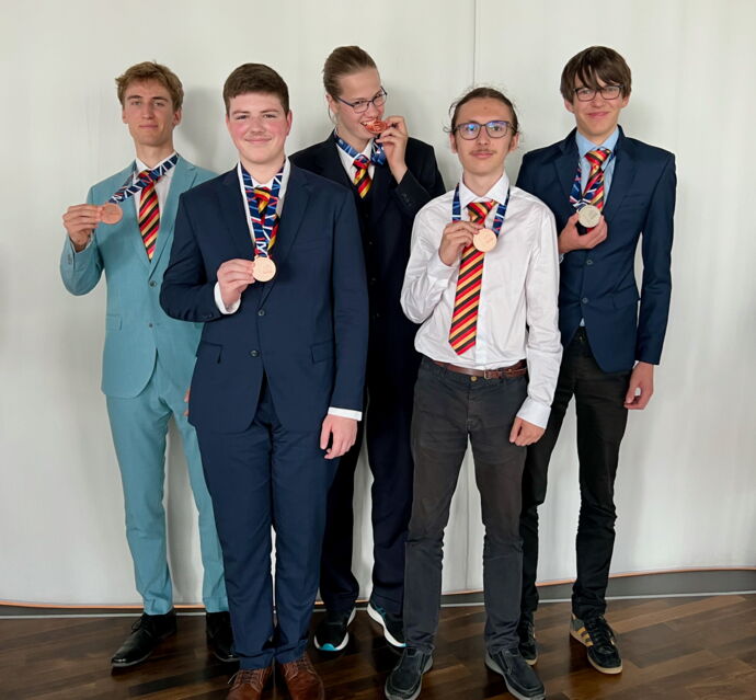 Das deutsche Team der IPhO 2025 in Paris. V.l.n.r.: Florian Fieker (Bronze), Dmytro Mintenko (Bronze), Lasse Jungermann (Bronze), Constantin Alexandru Corduban (Bronze) und Oliver Eckstädt (Silber).