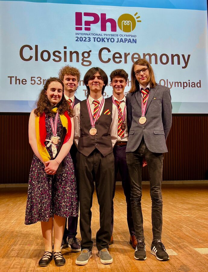 Das deutsche Team der IPhO 2023 in Tokio. V.l.n.r.: Luise Köhler (Bronze), Anton Nüske (Silber), Luke Pospiech (Bronze), Christian Vogel (Bronze) und Oliver Eckstädt (Bronze).