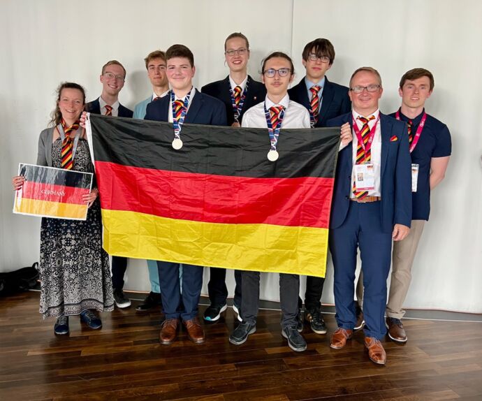 IPhO Team 2025 mit Betreuer*innen in Paris, Frankreich