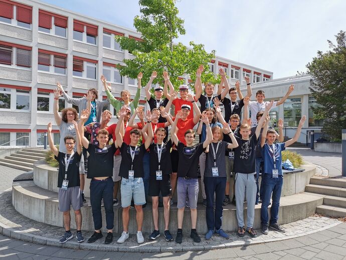 Schülerinnen und Schüler der IPhO 2022 am DESY, Hamburg.