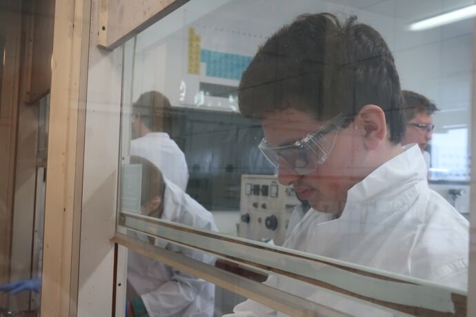 Beim Labortraining durch die Chemieolympiade. IJSO - IPN Beim Labortraining durch die Chemieolympiade.