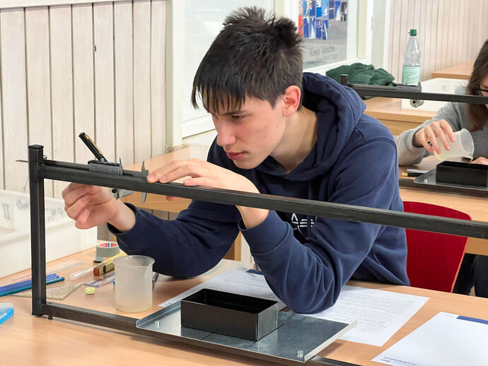 Konzentriertes Experimentieren bei der PhysikOlympiade in Kiel.