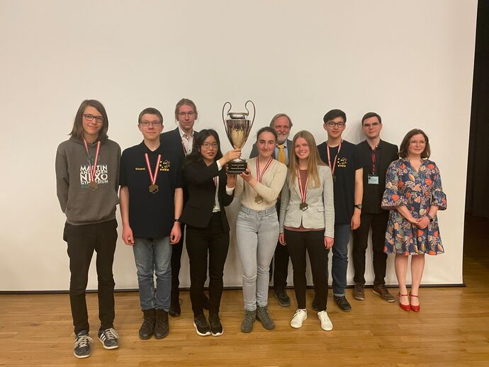V.l.n.r.: Oliver Eckstaedt (Team A), Vinzent Schultze (Team A), Jan Kruse, Jieoh Ahn (Team A), Luise Köhler (Team B), Burkhard Schroeter, Sophie Junginger (Team B), Leon Chen (Team B), Konstantin Schwark, Annabel Maisl