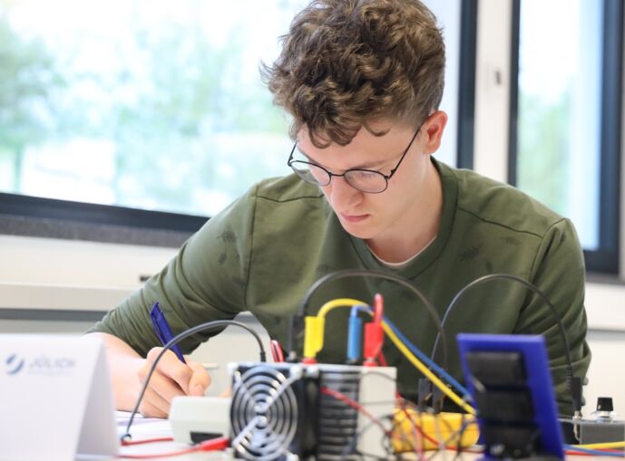 Experimentieren in der Finalrunde der Physik-Olympiade Im JuLab des FZJ.