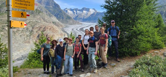 Gemeinsam mit dem schweizer Team bereiteten sich die Teilnehmenden in der Schweiz auf die IBO vor. Dabei gab es auch ein anschauliches Ökologietraining bei einer Besichtigung des großen Aletsch-Gletschers