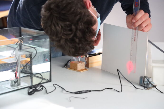 Experimentieren in der Finalrunde der Physik-Olympiade 2022 in Kiel.