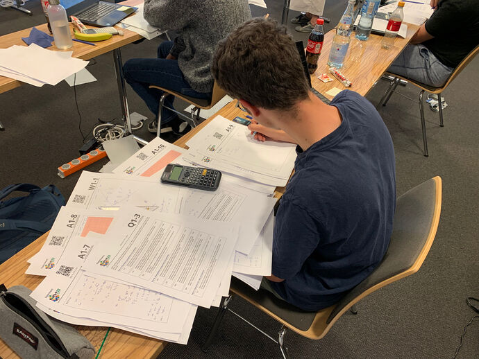 Finnley Paolella beim Simulationsexperiment der IPhO 2022