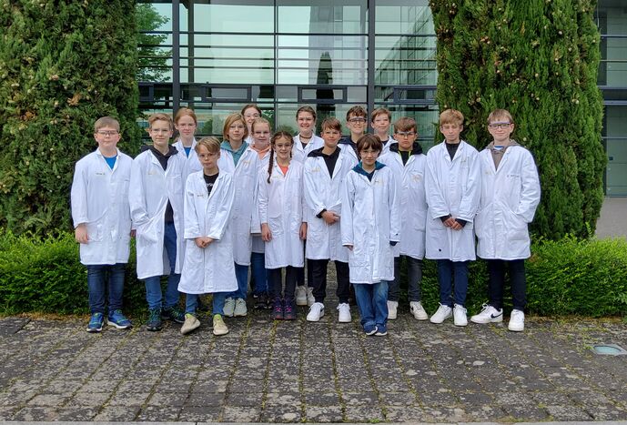 Die Juniorforscher:innen der IJSO in Laborkitteln bei den JuniorForscherTagen 2023 auf dem Gutenberg-Campus in Mainz