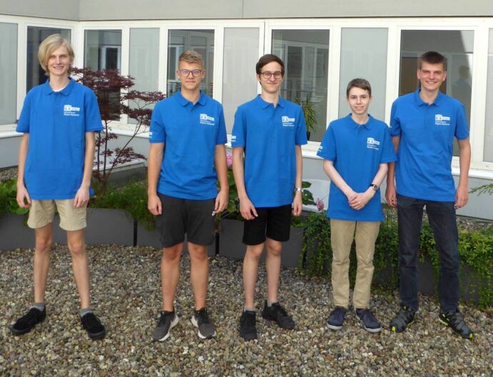 Das deutsche Schülerteam der 51. IPhO 2021 am IPN in Kiel.. V.l.n.r.: Jonas Hübner (Silber), Anton Tizian Haas (Bronze), Théo Lequy (Silber), Andreas Feuerpfeil (Silber) und Seán Sdahl (Silber).
