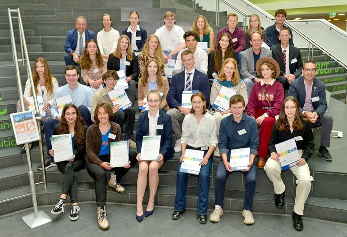 Preisträger:innen nach der Preisvergabe im 32. BundesUmweltWettbewerb im Klimahaus® Bremerhaven.