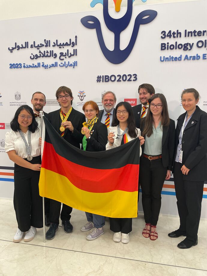 Das deutsche Nationalteam IBO 2023 (v.l.n.r.): Anya Zhu (Silber), Dennis Kappei, Konrad Jannes Köhler (Gold), Elora Marx (Gold), Burkhard Schroeter, Jieoh Ahn (Silber), 
Cedric Cappel, Julia Hansen und Christiane Mühle.