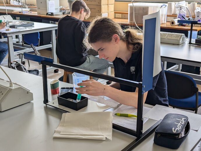 Teammitglied August Rehdorf bei einem IPhO-Experiment.