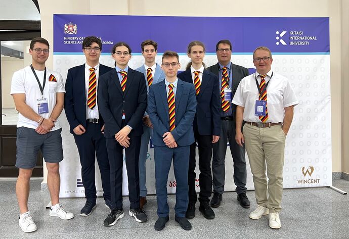 EuPhO Team 2024 mit Betreuern in Kutaissi, Georgien