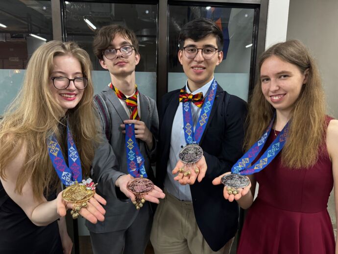 Das deutsche Nationalteam mit den Medaillen (v.l.n.r.: Franziska Maier, Elias Fischer, Leon Chen, Leonore Fischer) IBO-IPN Das deutsche Nationalteam mit den Medaillen (v.l.n.r.: Franziska Maier, Elias Fischer, Leon Chen, Leonore Fischer)