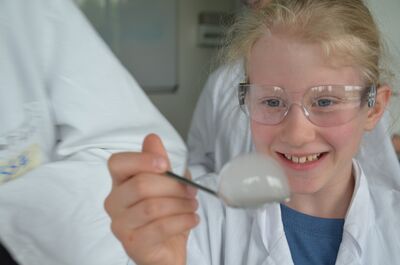 Faszination beim Experimentieren H-. Peters