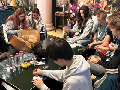 Kartenspielen in der Lobby IPN - IJSO