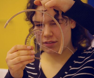 Teilnehmerin beim Experimentieren in der Bundesrunde IPhO - IPN