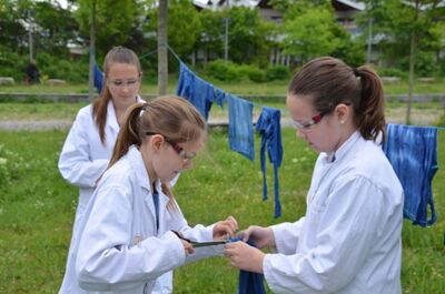 T-Shirt färben bei den JuniorForscher Tagen IJSO - IPN